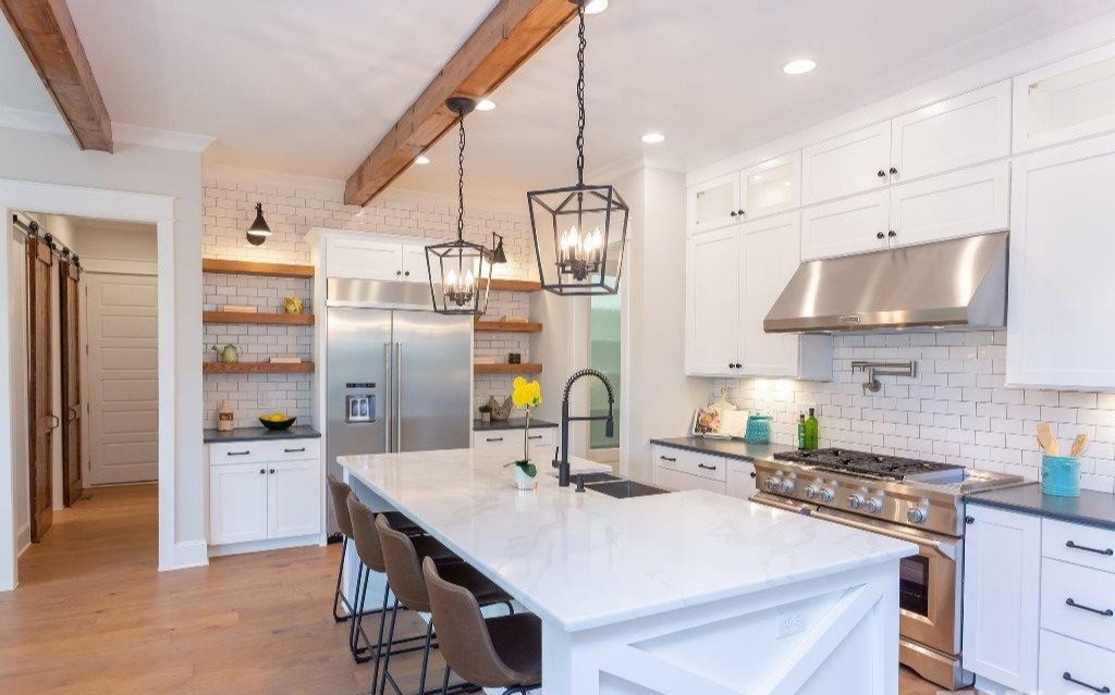 JordanBuiltNC's tweet photo. This stunning luxury home in features a 3-car garage, gourmet kitchen and a family room with 10' ceilings and a brick-surround fireplace with custom mantle and built-ins. The gorgeous rear screen porch has tile floor and a fireplace! Learn more here: https://t.co/oUzzkQVytz https://t.co/b9FJ6MiXlk