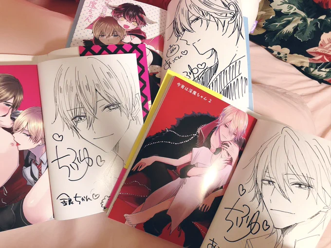 ちふゆちゃん(@tihuyumo)にサイン描いてもらった〜!
せっかくなので初代あっくん(上)と二代目あっくん(右下)を並べてみた🎀 