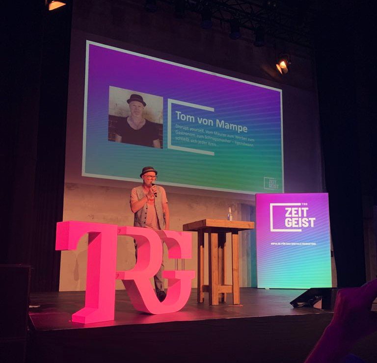 Die spannende Geschichte von Tom Inden-Lohmar von <a href="/MampeBerlin/">Mampe Spirituosen</a> auf der TRG Zeitgeist Konferenz : "Vom Maurer, zum Werber, zum Gastronom, zum Schnapsmacher - Irgendwann schließt sich der Kreis."

#trg #trgzeitgeist #mampe trg-zeitgeist.de