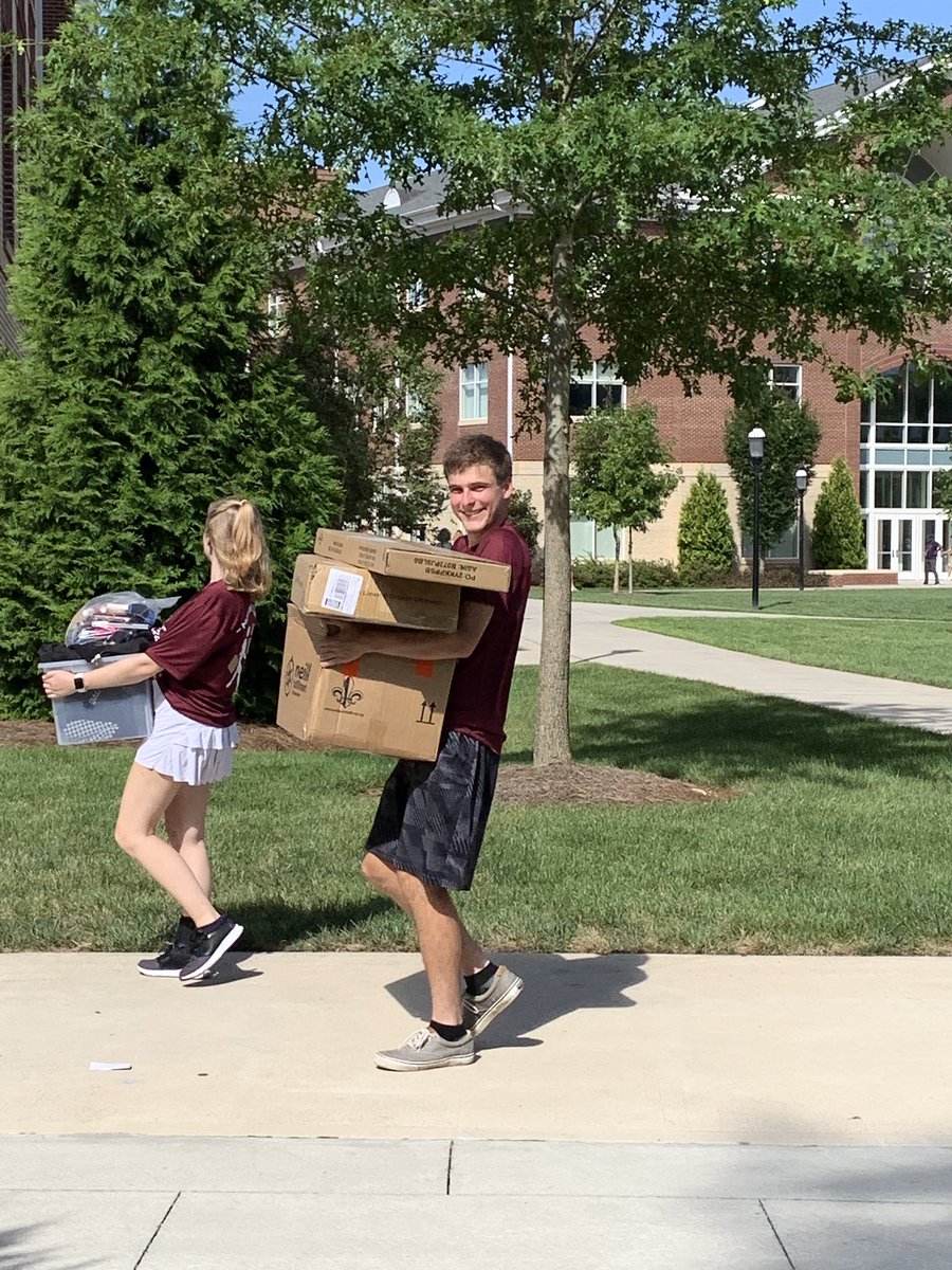 amanda_L_gibson's tweet photo. @ElonNewsNetwork’s very own @TedNThomas20 helping with Move In team! #ENNMoveIn https://t.co/7RDbTjTKco