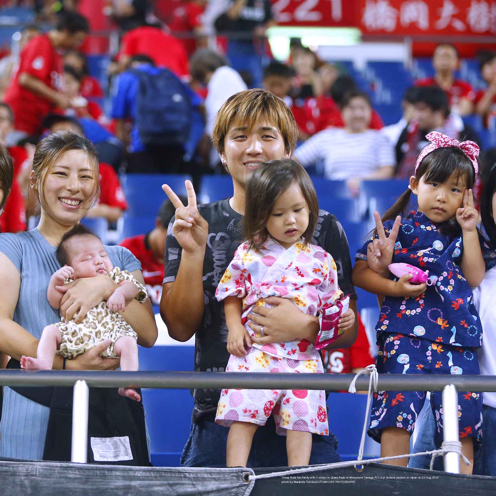 Tphoto V Twitter 7月に誕生した3女と一緒に8月23日に浦和レッズ1 2松本山雅fc戦を応援するいつもの浦和レッズファン家族 Urawa Reds Fan Family With 3 Sisters In Urawareds Vs Matsumotoyamaga Fc1 3 At Saitama Stadium In Japan On 23 Aug Tphoto V Twitter 7月に誕生した3女と一緒に8月23日に浦和レッズ1 2松本山雅fc戦を応援するいつもの浦和レッズファン家族 Urawa Reds Fan Family With 3 Sisters In Urawareds Vs Matsumotoyamaga Fc1 3 At Saitama Stadium In Japan On 23 Aug