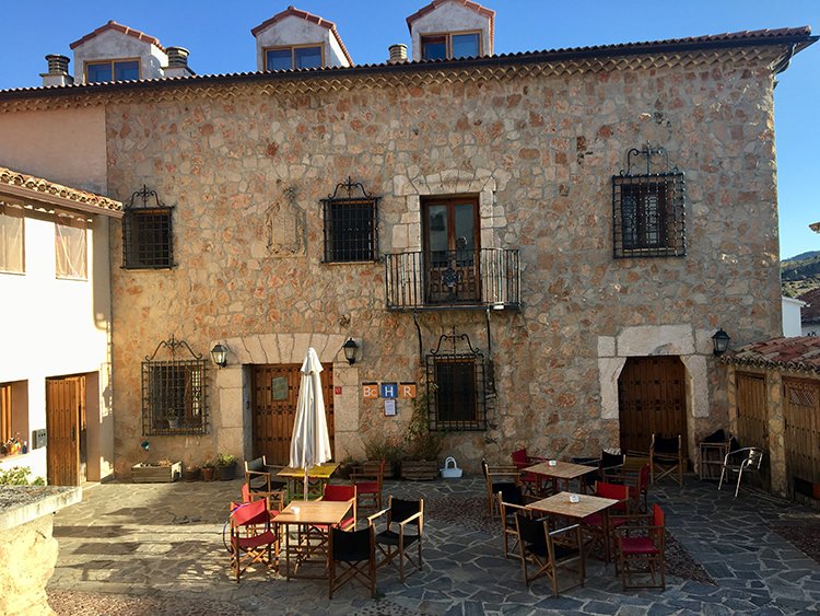 #CastillaLaMancha cierra el mes de #julio con récord de #pernoctaciones, superando por primera vez los 200.000 turistas alojados en este mes. El volumen de viajeros alojados en establecimientos #hoteleros de la región  aumentó un 2%