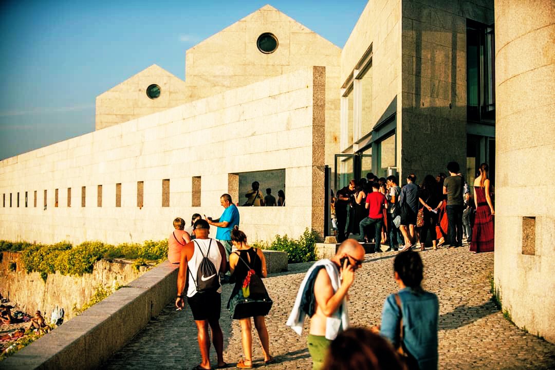 JuanRivasmusica's tweet photo. Ayer espectacular concierto de Joe Crepúsculo + Cora Velasco en Solpores do Museo #SDM2019 @Crepus @museodomar @conscultura https://t.co/vo3mok1Tkp
