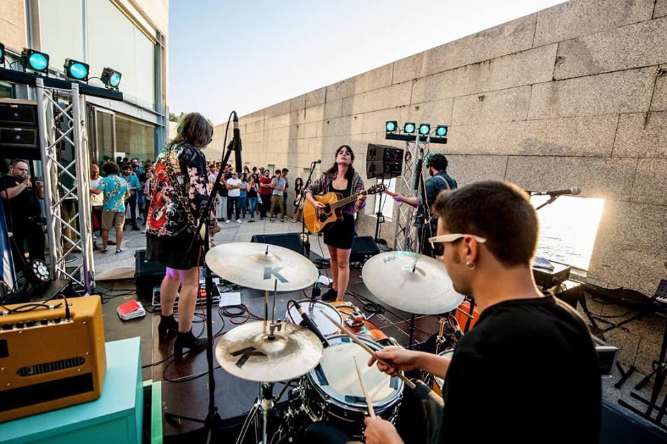 JuanRivasmusica's tweet photo. Ayer espectacular concierto de Joe Crepúsculo + Cora Velasco en Solpores do Museo #SDM2019 @Crepus @museodomar @conscultura https://t.co/vo3mok1Tkp