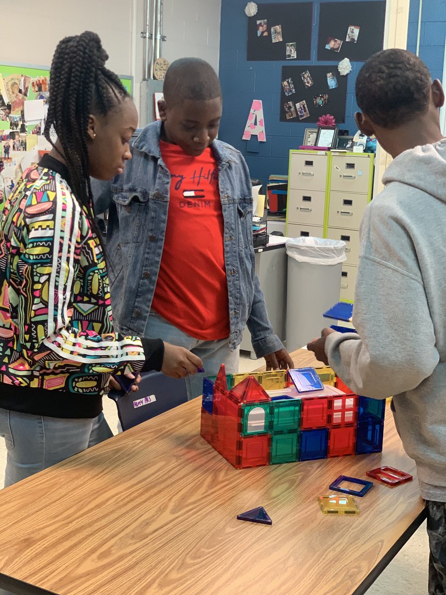 SAMSSaintsSoar's tweet photo. 🔵🔴 Team Building in Mrs. @amyberry21 class!
Today her 8th grader’s were challenged to use 100 Magnatiles to create a stable structure that would withstand an “earthquake”
#R1strong #R1StartStrong 🔴🔵 https://t.co/TCWuzhmdjz
