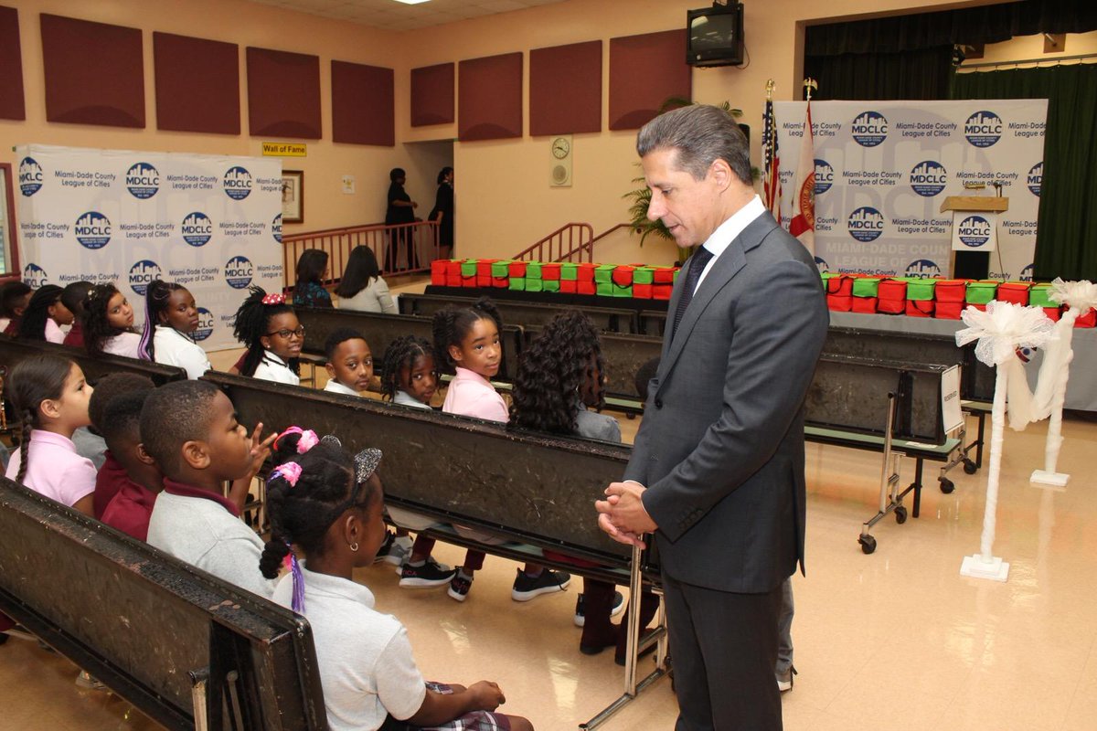 LAUSDSup's tweet photo. Thank you Miami-Dade County League of Cities for recognizing the value of partnerships &amp; for investing in education. Through your support, @PhyllisRMiller students will begin the year w/ more than 700 lunch boxes and backpacks filled with school supplies donated by the community. https://t.co/7DqOcdwSHz