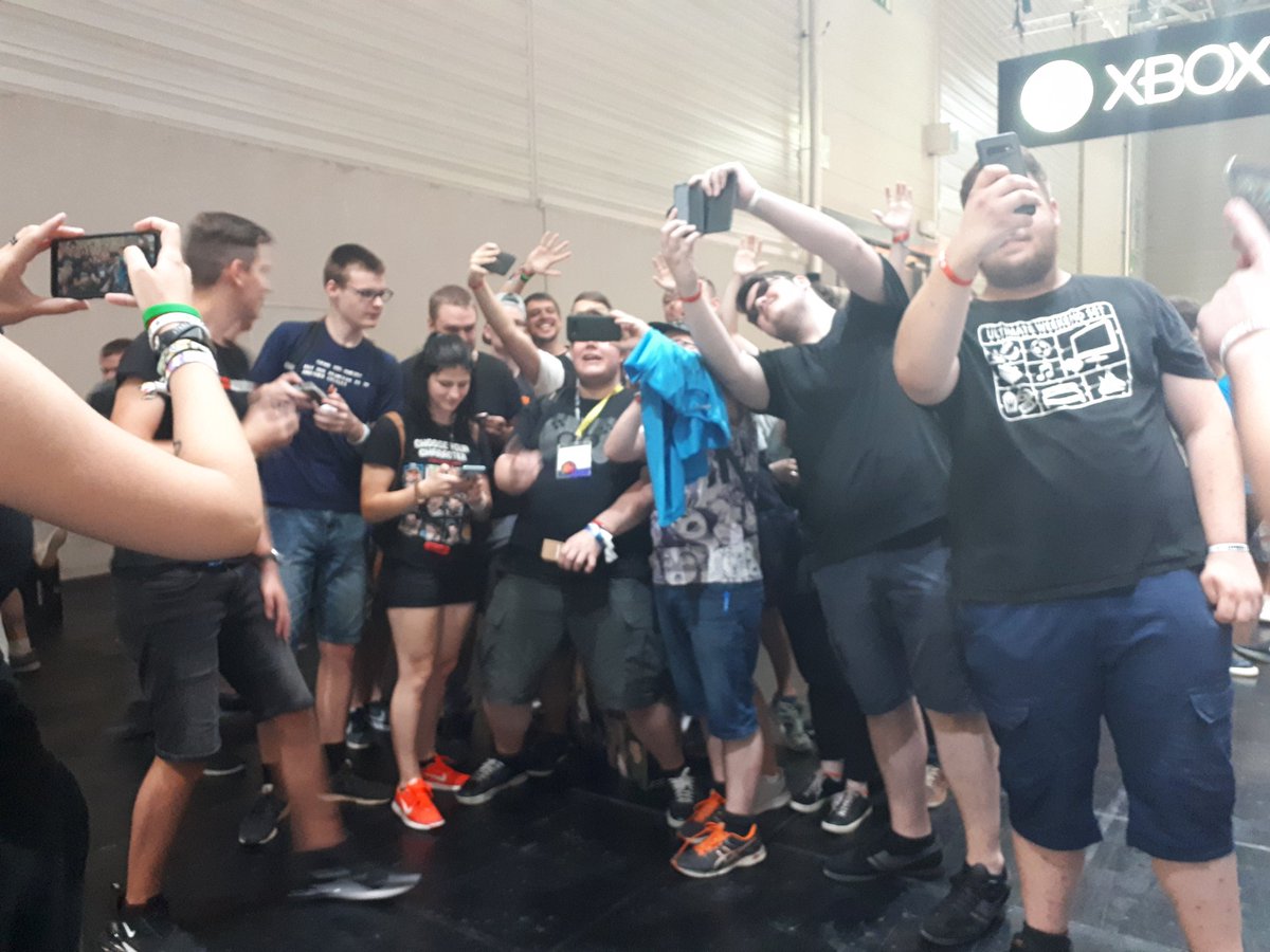 Wenn <a href="/Br4mm3n/">Brammbo No. 5 🌈</a> sagt alle sollen einfach schnell ein Selfie machen:
#gamescom2019