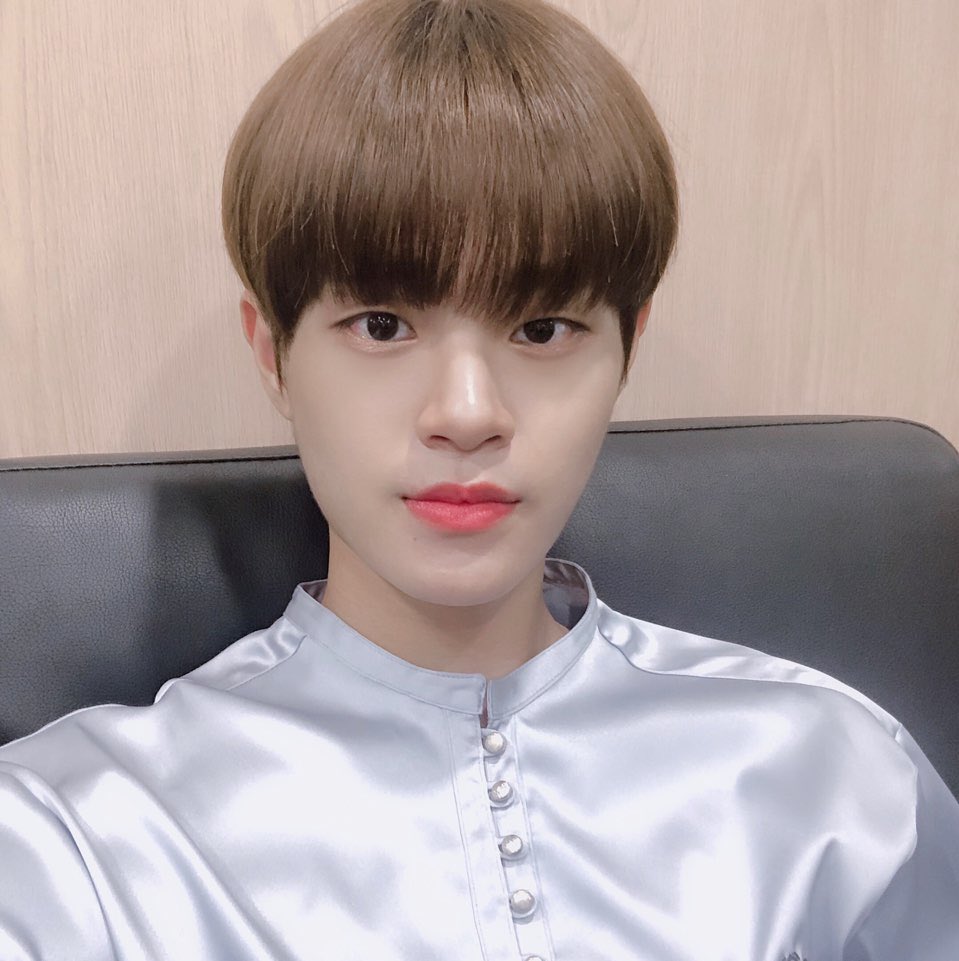 daehtwi's tweet photo. ABNEW~~~!!
thanks to ABNEWs, we was able to received this huge awards, bonsang!!!! 
for always made effort for everything
thanks to ABNEW
we’re happy
and i feel so full!
i love you~~! 
🏆🏆🏆🏆🏆🏆 https://t.co/0UPByhTyDc