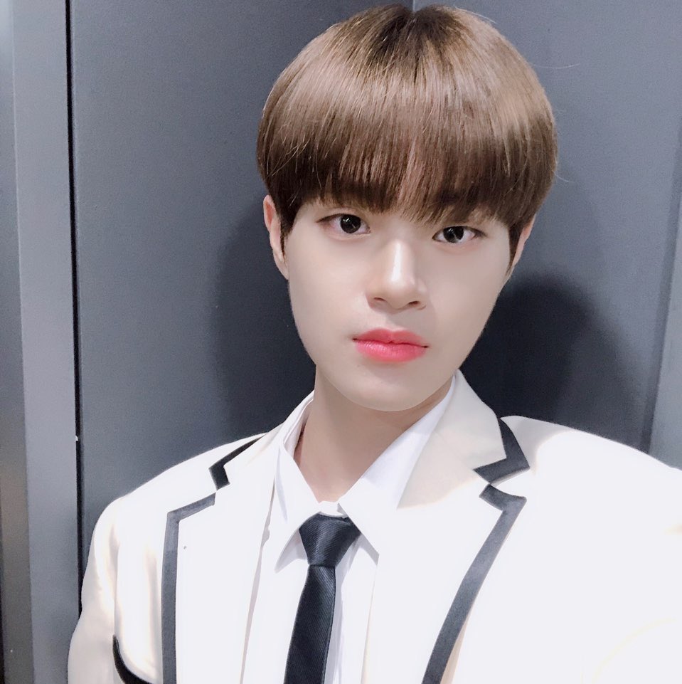 daehtwi's tweet photo. ABNEW~~~!!
thanks to ABNEWs, we was able to received this huge awards, bonsang!!!! 
for always made effort for everything
thanks to ABNEW
we’re happy
and i feel so full!
i love you~~! 
🏆🏆🏆🏆🏆🏆 https://t.co/0UPByhTyDc