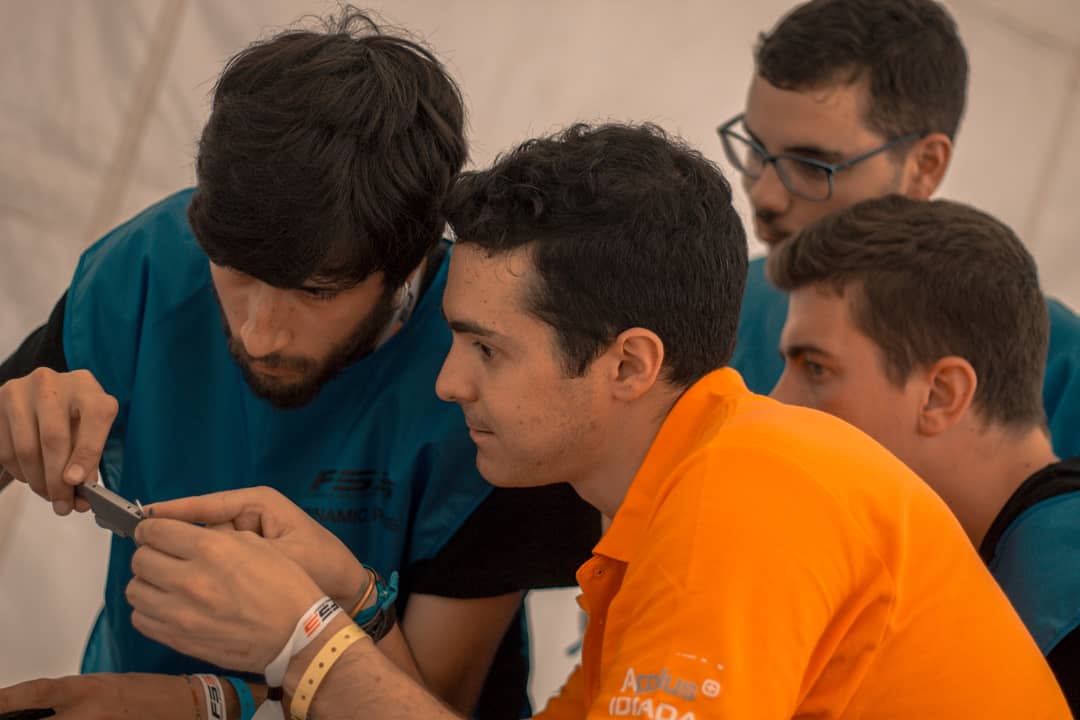 UVigoMotorsport's tweet image. Día 3

Continuamos quemando etapas de la #FormulaStudentSpain

En esta jornada hemos superado el Scrutineering y el Tilt. 

Hoy afrontaremos las restantes pruebas estáticas, cost y desing, y realizaremos las primeras pruebas dinámicas de la competición.

¡¡Seguid atentos!!