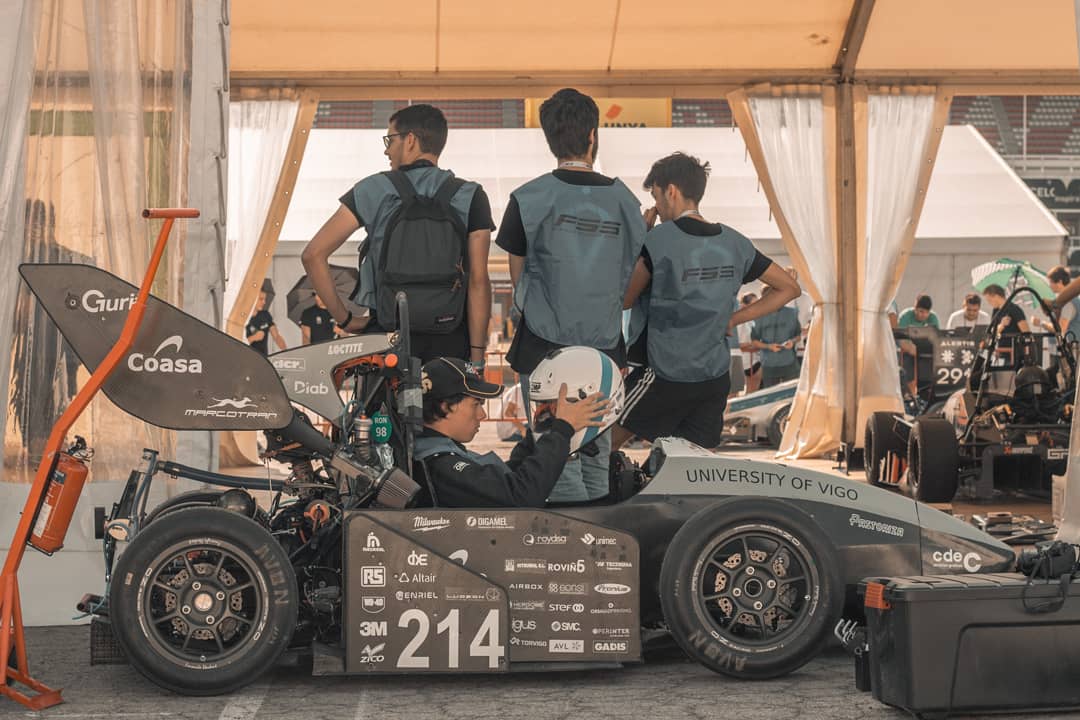 UVigoMotorsport's tweet image. Día 3

Continuamos quemando etapas de la #FormulaStudentSpain

En esta jornada hemos superado el Scrutineering y el Tilt. 

Hoy afrontaremos las restantes pruebas estáticas, cost y desing, y realizaremos las primeras pruebas dinámicas de la competición.

¡¡Seguid atentos!!