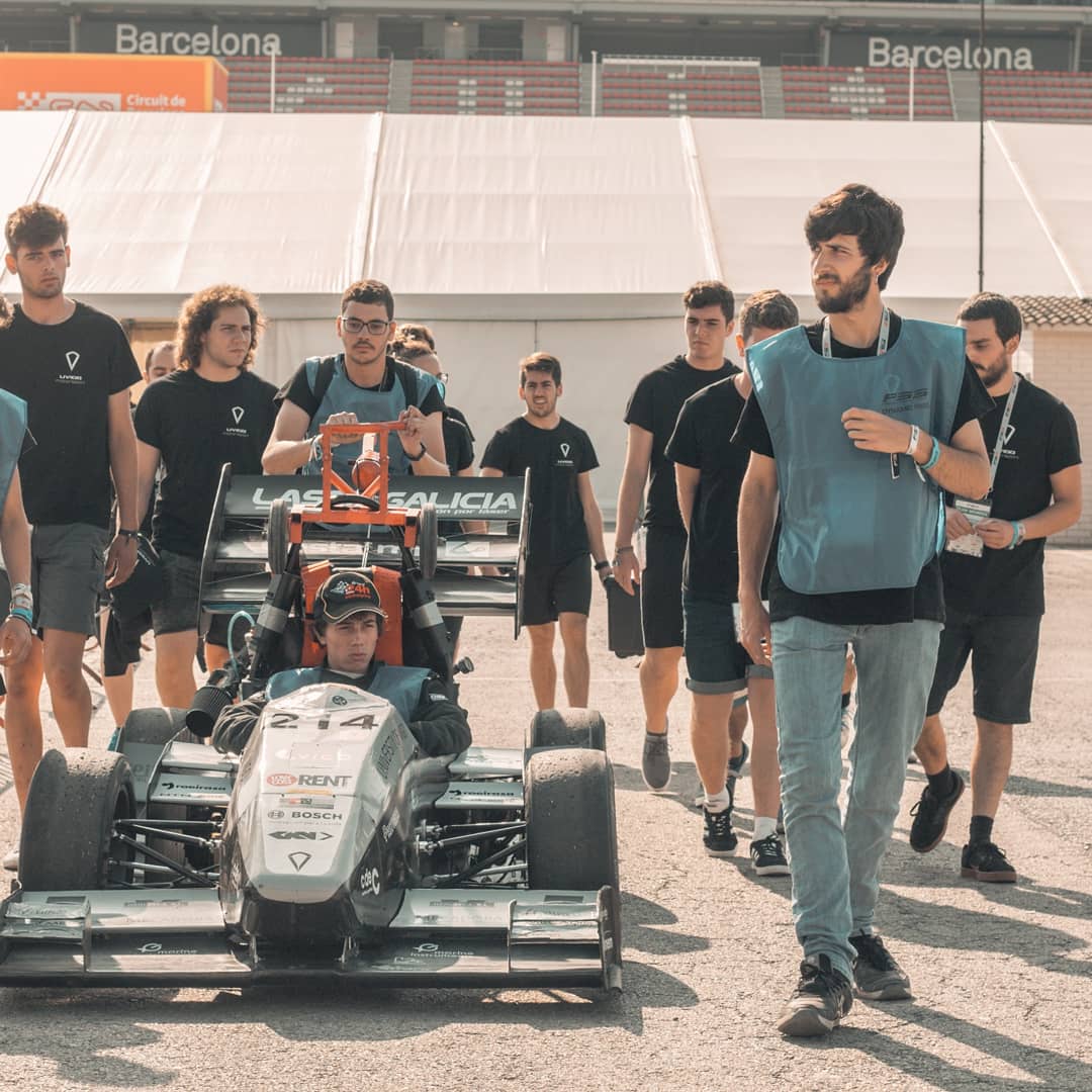 UVigoMotorsport's tweet image. Día 3

Continuamos quemando etapas de la #FormulaStudentSpain

En esta jornada hemos superado el Scrutineering y el Tilt. 

Hoy afrontaremos las restantes pruebas estáticas, cost y desing, y realizaremos las primeras pruebas dinámicas de la competición.

¡¡Seguid atentos!!