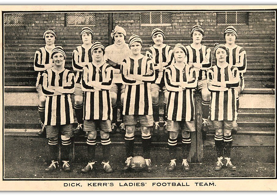 ParemosP's tweet photo. Hoy a las 21hs paramos la pelota y homenajeamos a las futbolistas luego de su día. Nuestras #rebeldesconcausa son las mujeres del Dick Kerr FC, las pioneras del fútbol.
#dickkerrladies #dickkerr #women #football #radio #england #futbol #feminismo #feminist #BuenViernes https://t.co/gBFKkax3oC