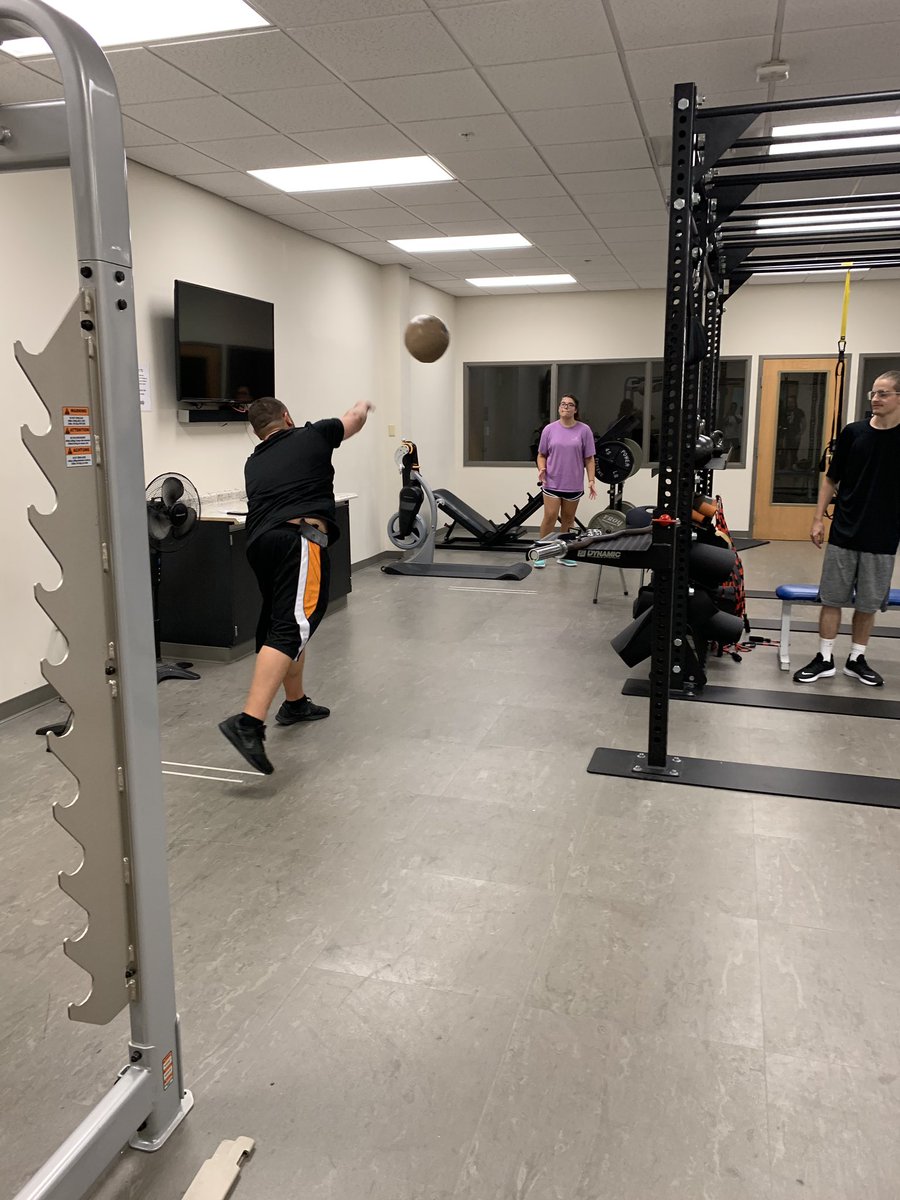FitNikBake79's tweet photo. These seniors are bringing it!  @CMA_PSCC_KCS https://t.co/E8Vsn1DMrV