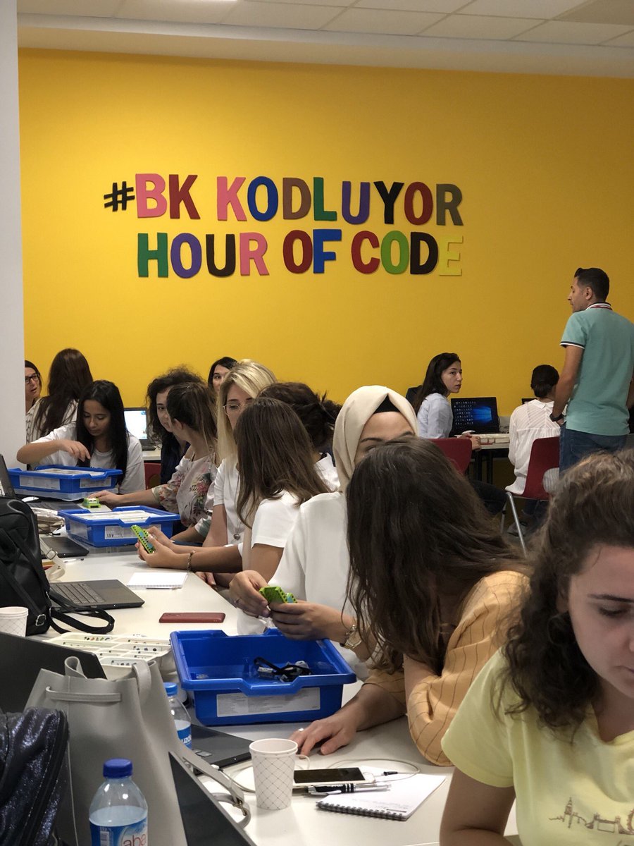 duygubiyikoglu's tweet photo. 💫 @bahcesehir_k12 ailesinin Marmara Bölgesi Bilişim Teknolojileri öğretmenlerimiz ile de #kodlama #robotik #oyunprogramlama #3Ddesign modüllerimizin yanında #YapayZeka programımızı uygulamalı olarak aktardık 👩🏻💻👨🏻💻 https://t.co/PHtBFh38gi
