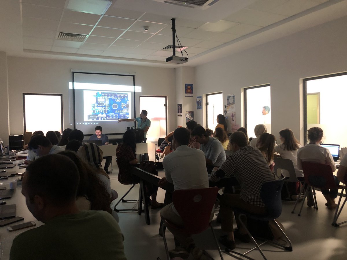 duygubiyikoglu's tweet photo. 💫 @bahcesehir_k12 ailesinin Marmara Bölgesi Bilişim Teknolojileri öğretmenlerimiz ile de #kodlama #robotik #oyunprogramlama #3Ddesign modüllerimizin yanında #YapayZeka programımızı uygulamalı olarak aktardık 👩🏻💻👨🏻💻 https://t.co/PHtBFh38gi