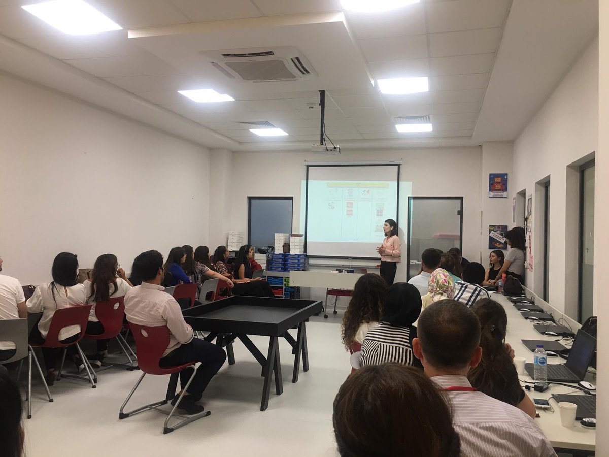 duygubiyikoglu's tweet photo. 💫 @bahcesehir_k12 ailesinin Marmara Bölgesi Bilişim Teknolojileri öğretmenlerimiz ile de #kodlama #robotik #oyunprogramlama #3Ddesign modüllerimizin yanında #YapayZeka programımızı uygulamalı olarak aktardık 👩🏻💻👨🏻💻 https://t.co/PHtBFh38gi