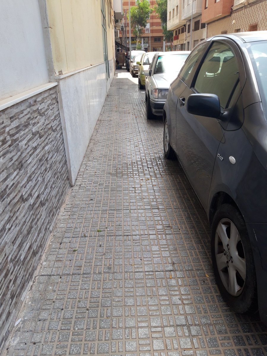 ObservaYa's tweet photo. En Melilla, estacionar vehículos encima de las aceras limitando y entorpeciendo el paso de los peatones, es ya una norma en algunos barrios, llegando a obligar al peatón transitar por la calzada https://t.co/yOFJOGd7dC