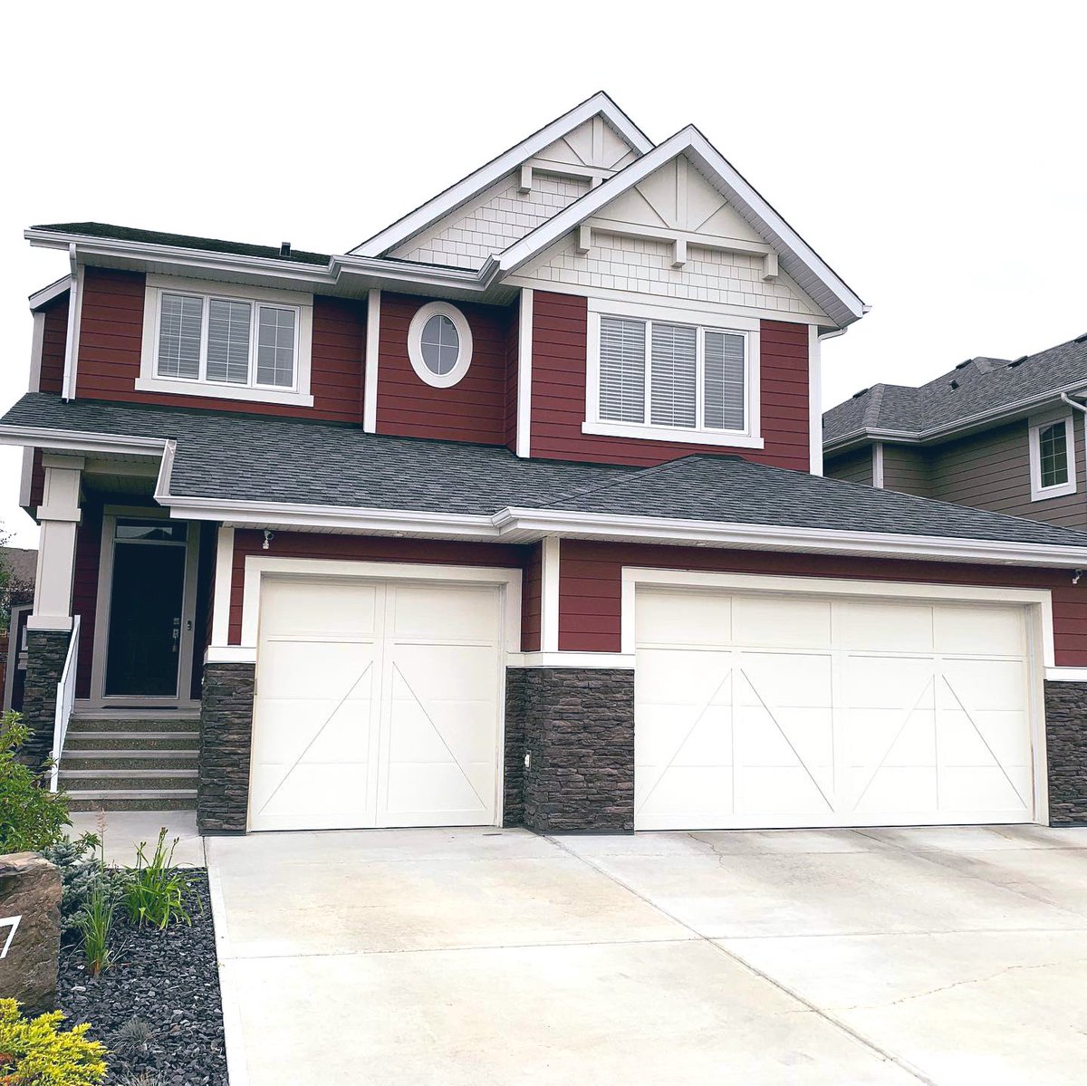 403PAINTER's tweet image. That’s much betttttter 🥰🤩
There’s not much summer left. If you still want your #exteriorpainting done this year then don’t wait! To get a quote, visit: tinyurl.com/403painterrequ… 
#summersalmostover #beforeandafter #403painter #supportlocalyyc #cloverdalepaint #auburnbay