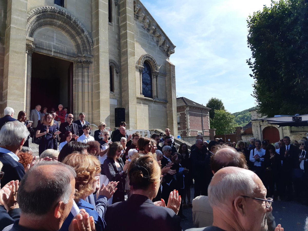 L_Philippot's tweet photo. 🤴👸 L'adieu à Vernon à #MicheldeDecker, le raconteur d'Histoire. Tu vas me manquer, Michel, et pas que pour tes anecdotes un peu olé olé 💃!https://t.co/sikS9SRO0g https://t.co/ybdwGWxUOE