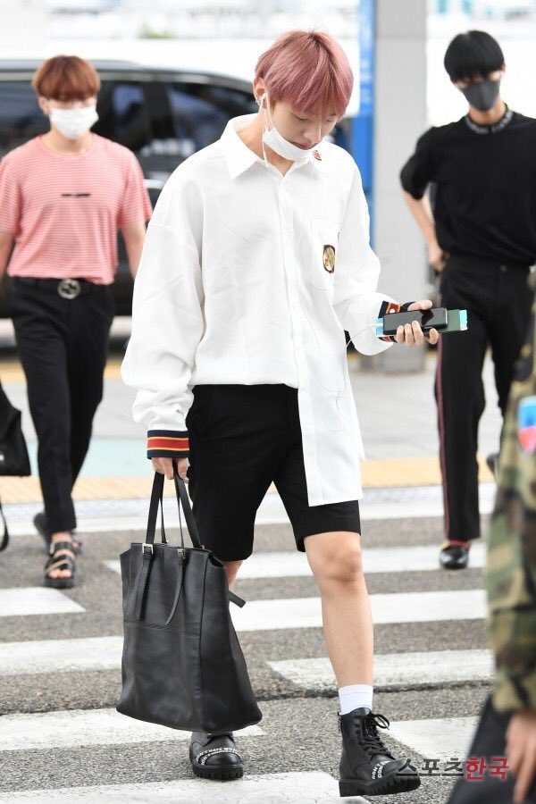 timetoYJS's tweet photo. 180824 인천공항 출국

#윤지성 #YoonJisung #ユンジソン #尹智聖 #ยุนจีซอง https://t.co/gTgn2crAu3