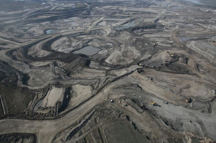 Psst! <a href="/EmmanuelMacron/">Emmanuel Macron</a> j'voudrais pas cafter mais Trudeau vous a menti aussi. 
Les émissions de GES des sables bitumineux canadiens sont  17 millions de tonnes +élevées (+30%) que les données officielles.(source:nature.com/articles/s4146…)
Vous lui dites quand qu'on suspend le #Ceta?