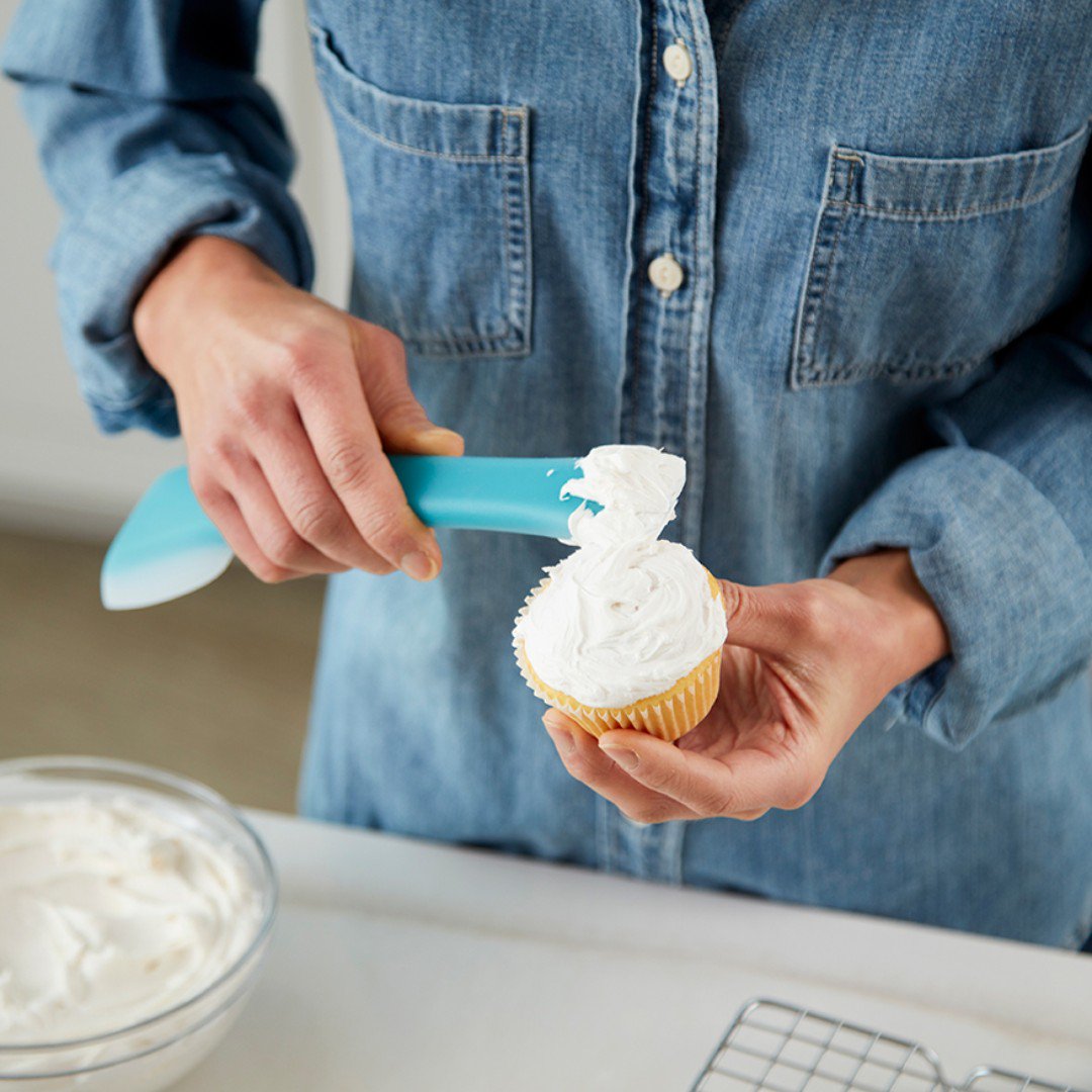 WiltonCakes's tweet photo. Scrape, spread and sauté with the new Versa-Tools Spread and Scoop Spoonula! The wide, flat end is great for spreading, filling and icing, while the thin end makes it easy to scrape dough and batter. https://t.co/DU41qUt7Xr #versatools #wiltoncakes https://t.co/IxlG5Qt9Hf