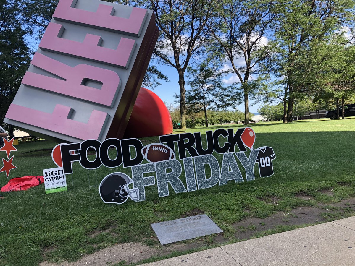 Ry_gates's tweet photo. It’s #foodtruckfriday at the #FreeStamp in Willard park! 🛑 by for #unrealdeals, #dealsonwheels and #mealsonwheels!! @TMobileTruckCLE https://t.co/sRIPGxxuCJ