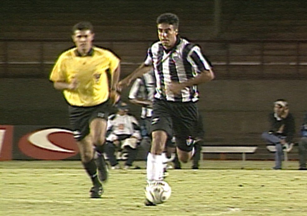 agallooficial's tweet photo. Em jogo do @atletico no Mineirão no período que joguei pelo clube. Entre 1999 e 2000. #atleticomg #atletico https://t.co/gr8iVW8V2L