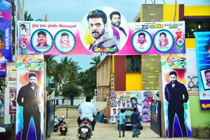 Saran_ajil's tweet photo. Thalaivaaa @actor_jayamravi #Comali FDFS Mass Celebration at Hosur 💥🔥👇
#JRFansClubHosur
#ComaliFDFS
#ComaliBlockBuster 💥 https://t.co/KTMxdjJFqp