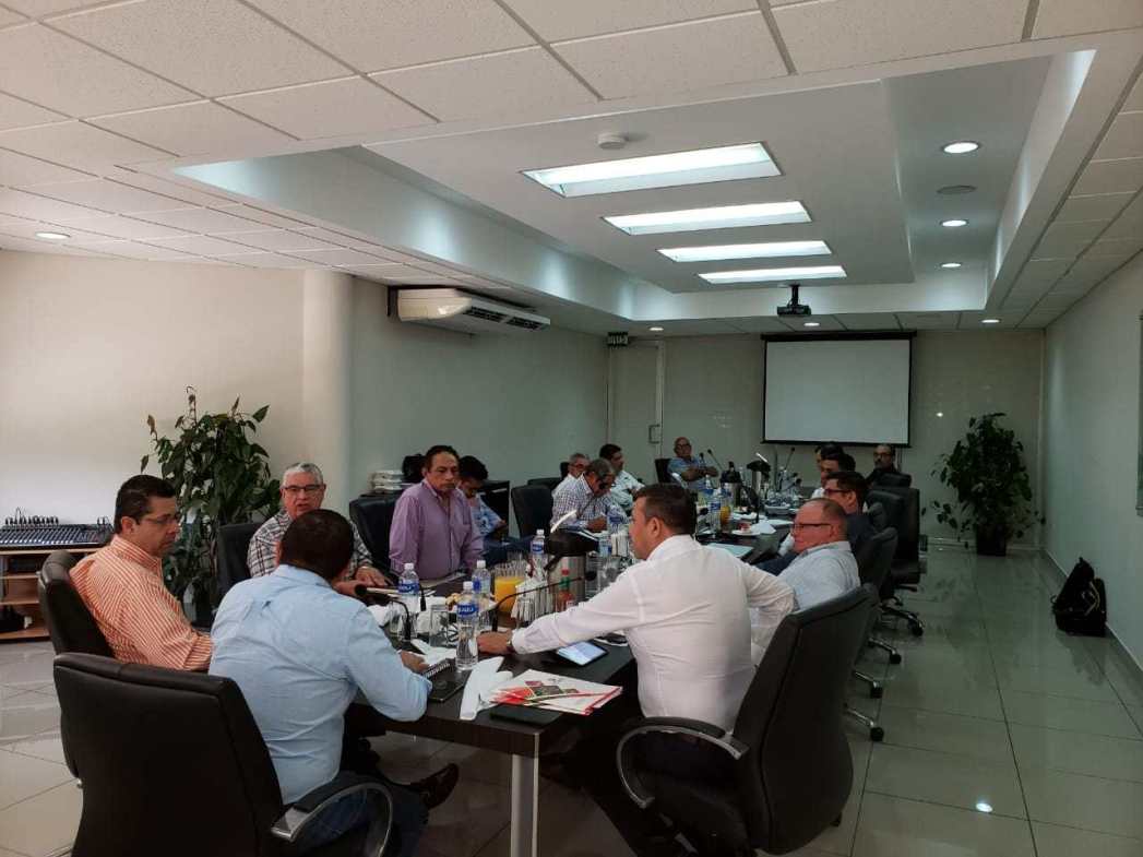 SDEHonduras's tweet photo. Ministro de la Secretaría de la SDE, @Arcas13091, anunció que el gobierno fortalecerá el sector cafetalero del país, con implementación de nuevas técnicas para la producción del grano aromático. 
https://t.co/x7KFS3McxN https://t.co/5xNxipnBzj