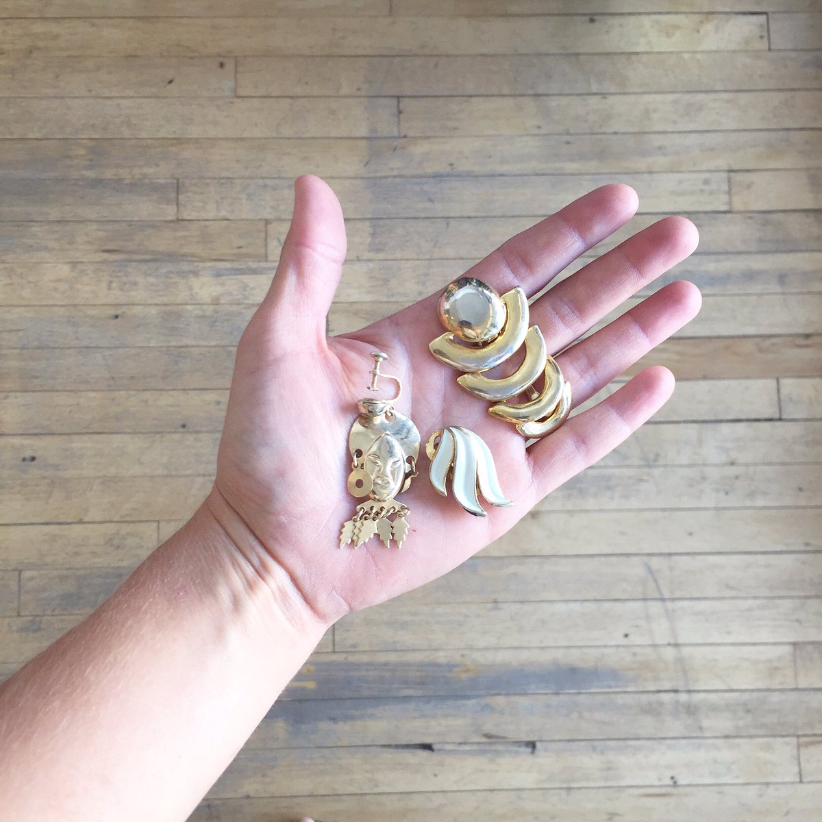 BoroResale's tweet photo. The cutest crop of clip-ons is in shop rn🏃🏽‍♀️🏃‍♀️🏃🏿‍♀️🏃🏾‍♂️ #happyweekend #vintageearrings #grandmaknowsbest #goodfinds https://t.co/Y9mseuJ3XU