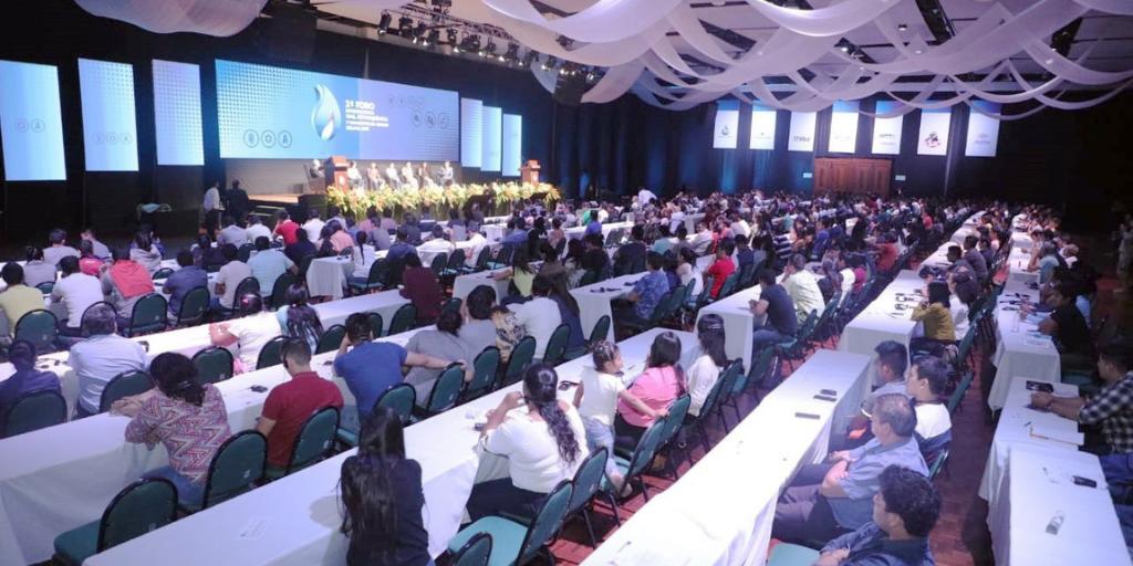 cumpitobarriga's tweet photo. Compartir con los universitarios en la 4ta noche del FOROGAS, me deja la satisfacción de ver que hay jóvenes interesados en ser parte de #LaFuerzaQueTransforma.
#YPFB #SemanaH #FOROGAS2019 https://t.co/Q56bKYR7pJ