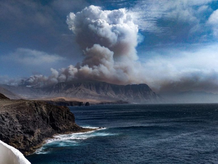 elagoradiario's tweet photo. ¿Has visto la foto del #pirocúmulo sobre el #IFGranCanaria? Te contamos la historia de @Yssel, la fotógrafa 📸 aficionada que está detrás de esta imagen que se ha hecho viral. ¡Entra para ver la secuencia completa! 👉 https://t.co/qoeWJLR9ae https://t.co/7GOSVqYpI4