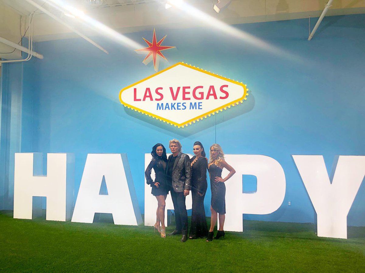 HansKlokVegas's tweet photo. Enjoying @wearehappyplace with my Divas of Magic at @MandalayBay. #wearehappyplace #happyplace #divasofmagic #hansklok #magician #magic #illusion #illusionist https://t.co/RQnR3SfjXf