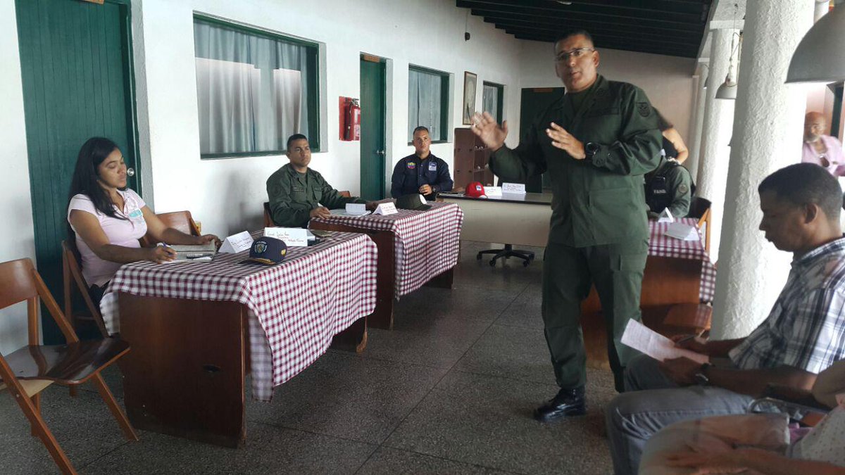 SUNAD_SUCRE's tweet photo. Gral. León Vera Director @Iapesoficial Indico Incrementar los Planes de Patrullaje y Fortalecer Atención Preventiva de la Mano con la @onaoficial #VacacionesEnPazYFelices @Vipresegoficial
@VTVcanal8
@noticias24
@Mippcivzla
@tuiteros_vzla
@rednacionalona
@snboficial
@FONA_oficial https://t.co/LvV3jS2nbj