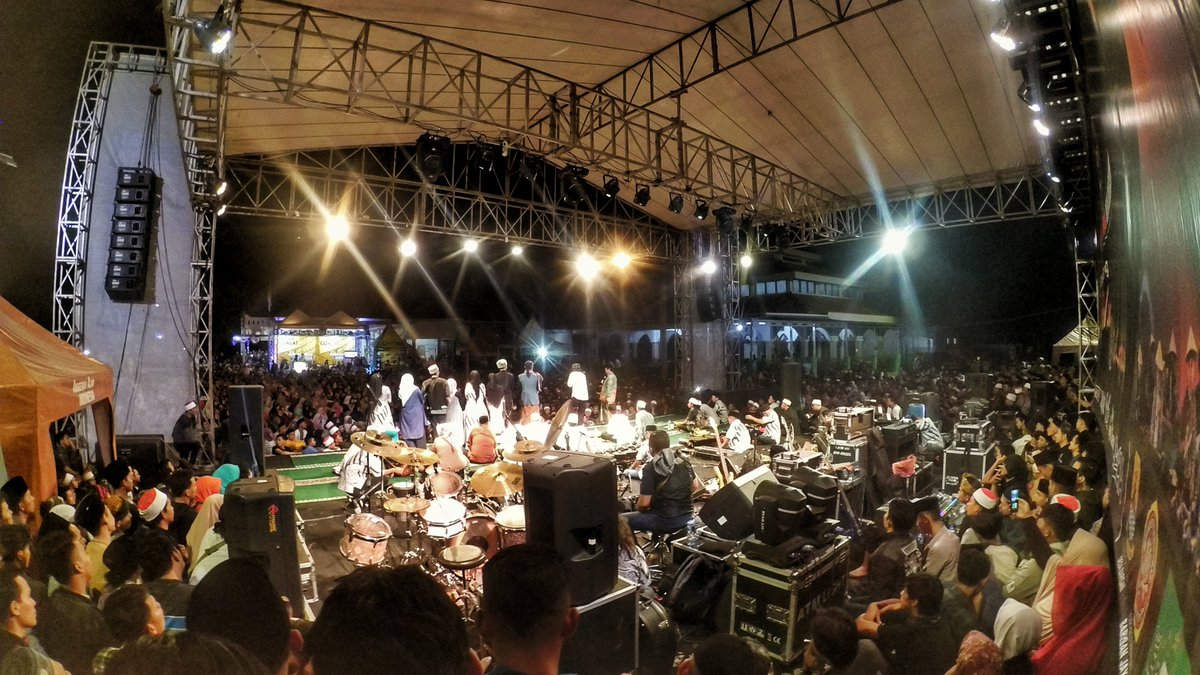 AbrarBrar's tweet photo. Jangan pernah Nuduh orang Sembarangan, karena kamu tidak tahu hati seseorang
#MaiyahCirebon
#Caknun
#kiaikanjeng https://t.co/xLIl2XWX0p