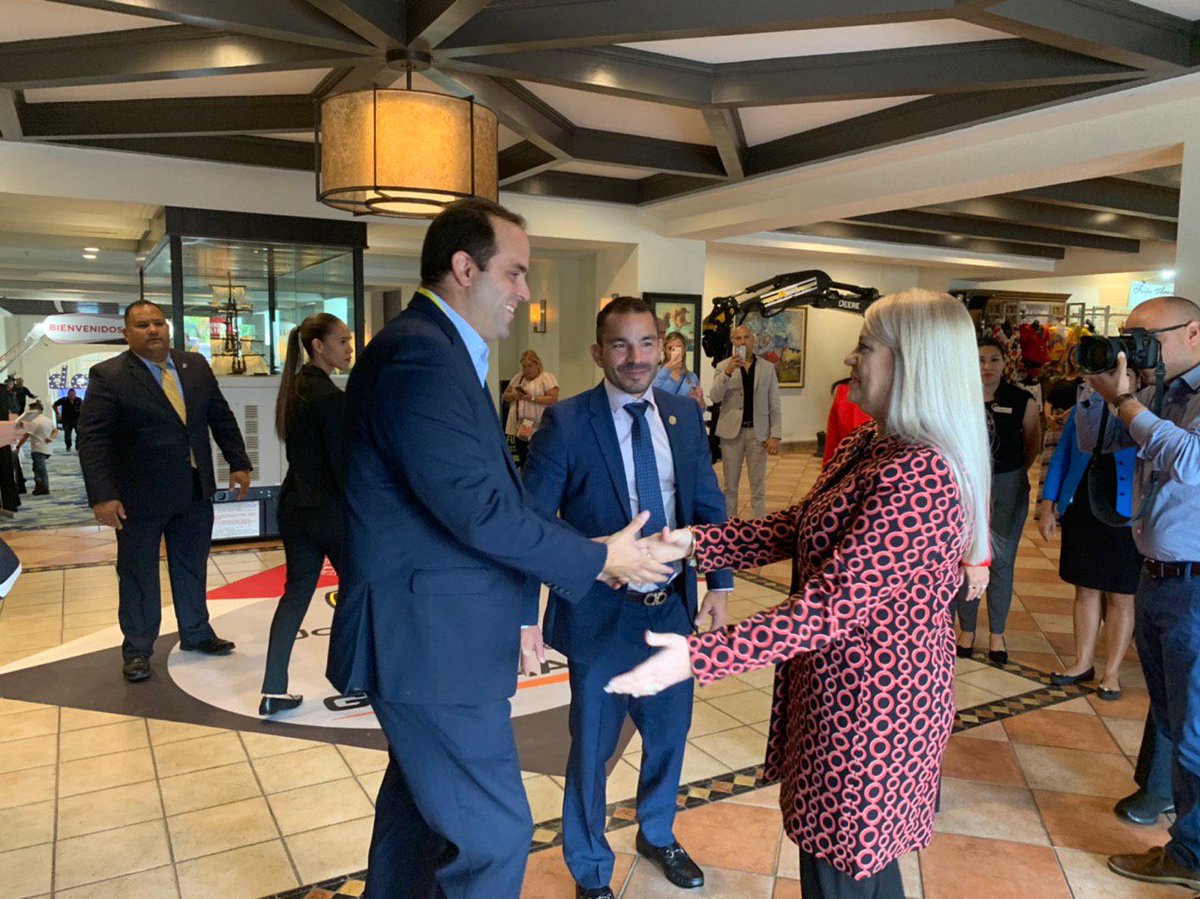 Cor3pr's tweet photo. El director ejecutivo @Ottmar_Chavez junto al presidente de @AGCPRChapter @AbramsAlejandro reciben a la gobernadora @wandavazquezg en la 46ta Convención Anual y Expo Construcción AGC-PR 2019. #AGCPR @fortalezapr https://t.co/t8ganRDojf