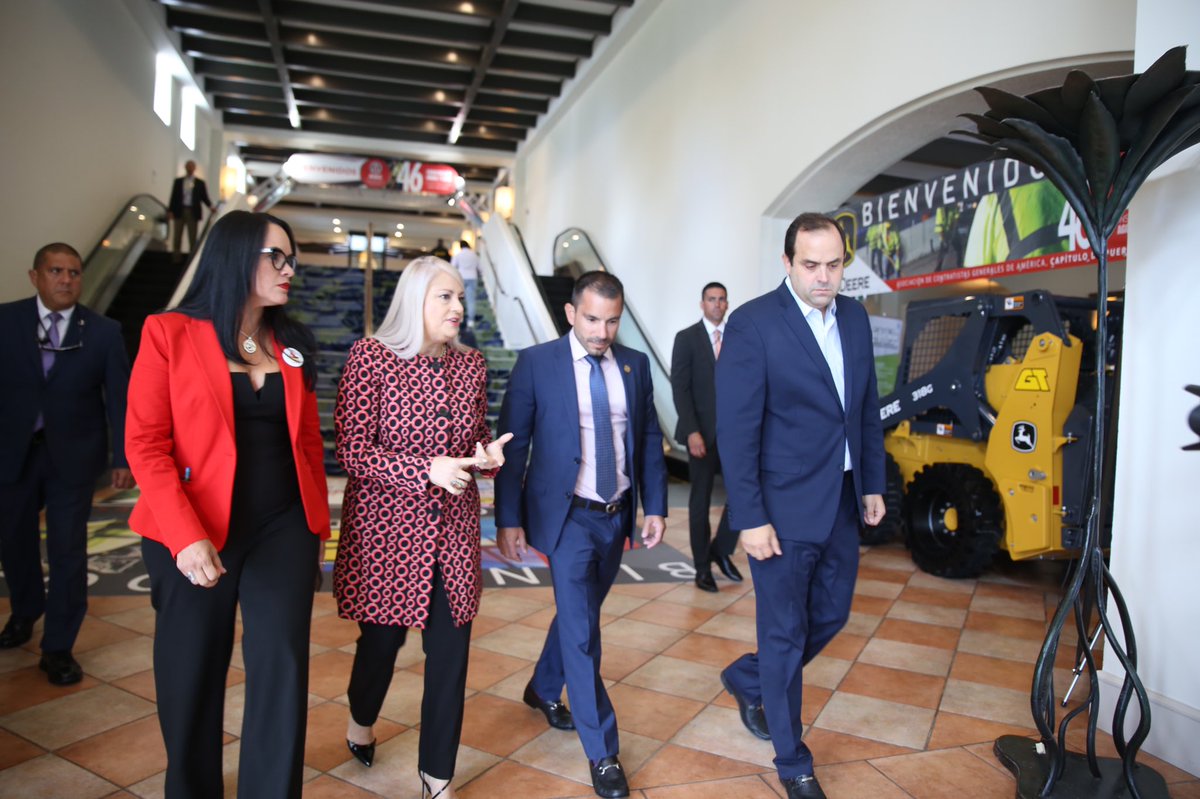 Cor3pr's tweet photo. El director ejecutivo @Ottmar_Chavez junto al presidente de @AGCPRChapter @AbramsAlejandro reciben a la gobernadora @wandavazquezg en la 46ta Convención Anual y Expo Construcción AGC-PR 2019. #AGCPR @fortalezapr https://t.co/t8ganRDojf