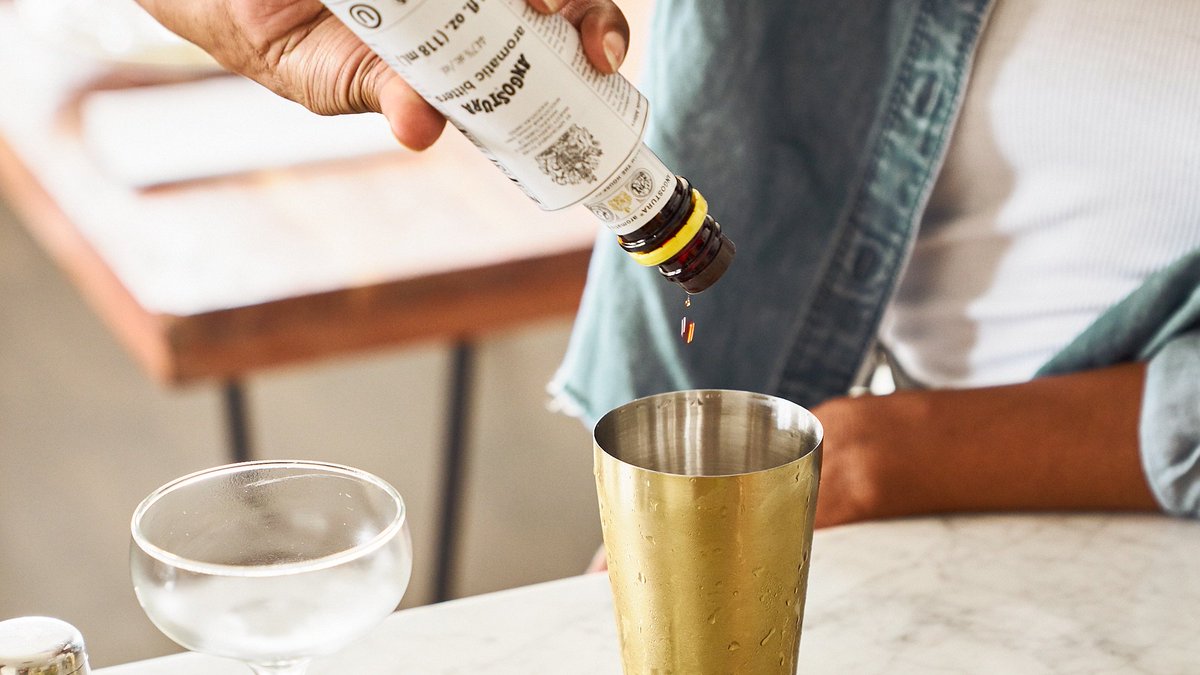 AngosturaHouse's tweet photo. No one:
This bottle of ANGOSTURA bitters: that's showbiz, baby! #ANGOSTURAbitters #ANGOSTURA #ItChangesEverything #Cocktails #Daiquiri https://t.co/dRcRot2xWm