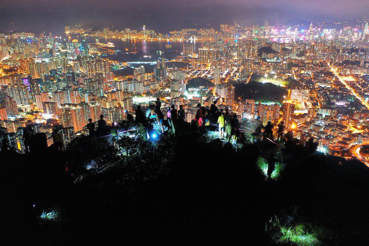 Mary Hui (@maryhui) on Twitter photo 2019-08-23 15:46:13 Another stunning photo, this one from the ridge of Lion Rock. (Pic: Kevin Cheng/USP United Social Press) Another stunning photo, this one from the ridge of Lion Rock. (Pic: Kevin Cheng/USP United Social Press)