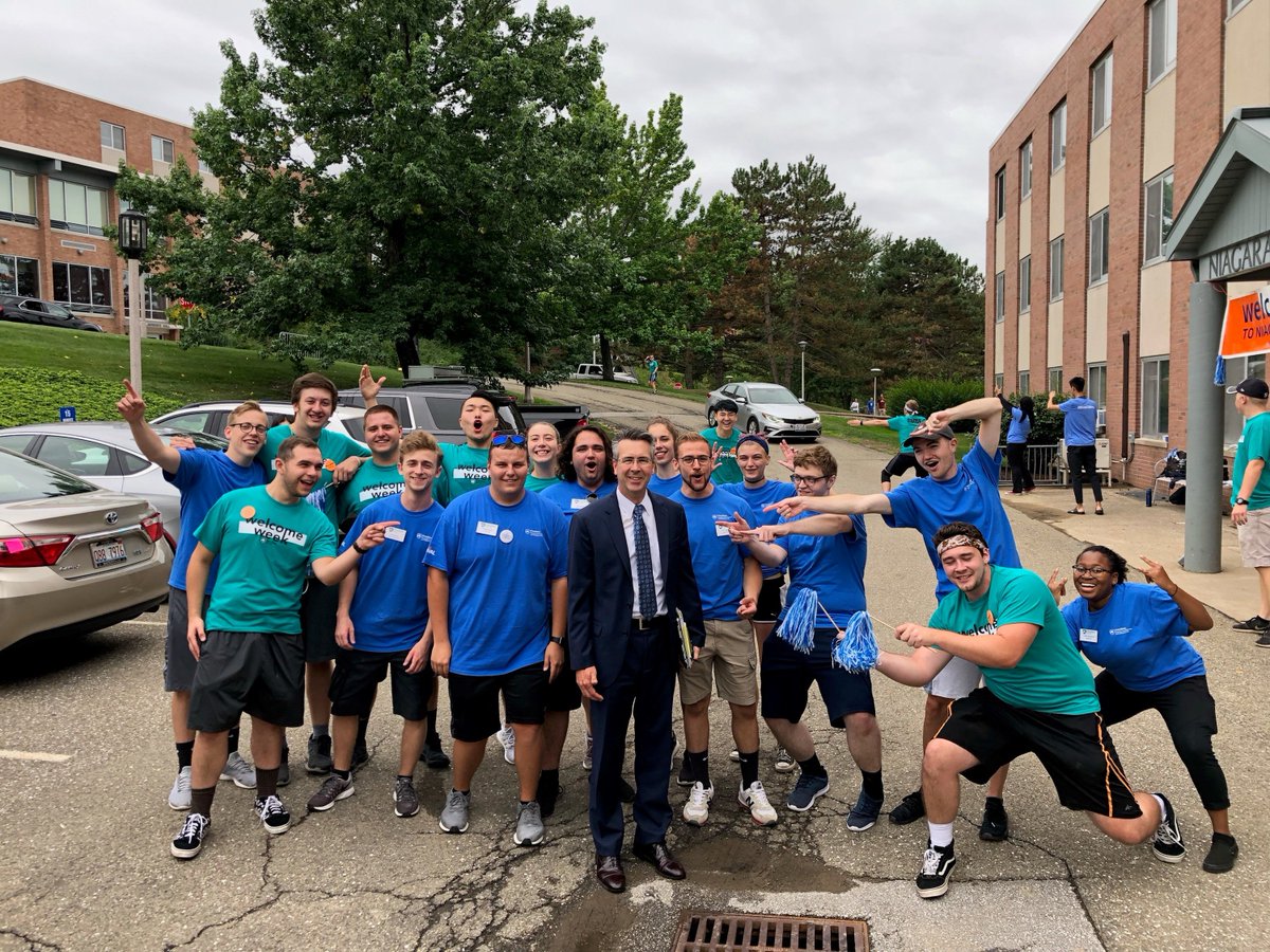 PSBehrend's tweet photo. Our student Move-In Day crew is the absolute BEST. You know it. We know it. Chancellor Ford knows it. #BehrendBound https://t.co/nCqXfCEq9W