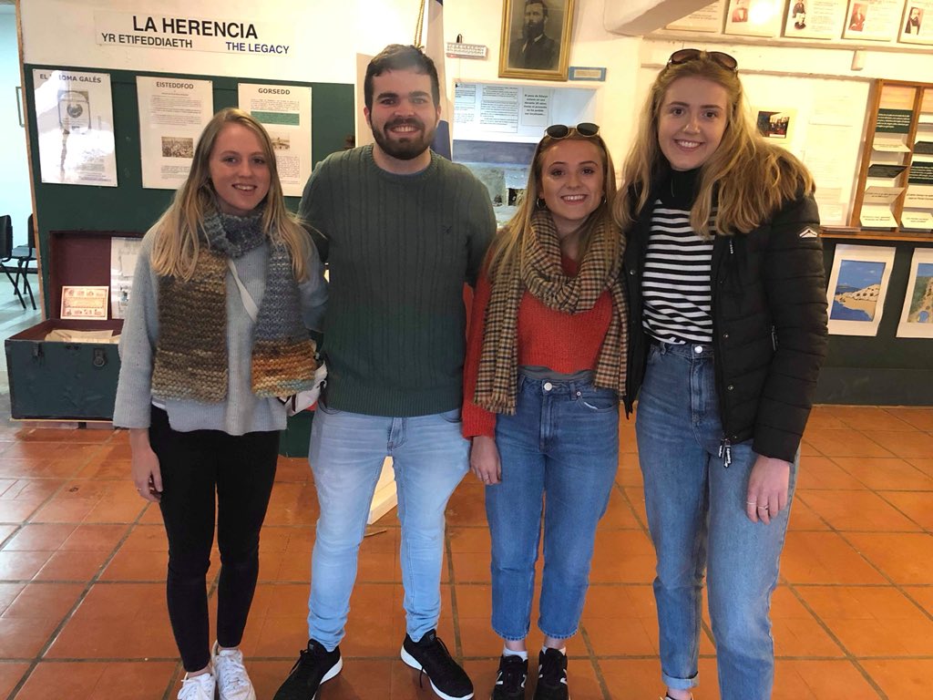 TomosGruffydd's tweet photo. Edrychwch pwy welon ni yn amgueddfa’r glaniad neithiwr?  Neb llai na @heleddlois99!  Aduniad @ysgolygymraeg ym Mhorth Madryn #bydbach #CymraegCaerdydd https://t.co/U81PoSjBVK