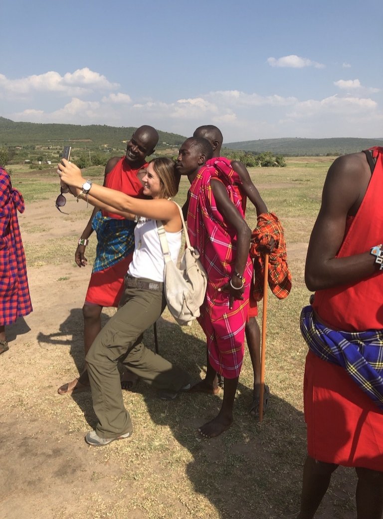 Los masai son una tribu africana q practica la poligamia, toman sangre de los animales y prueban su hombría al pelear con un leones. Conquistan a las mujeres saltando y dicen q solo el q no baila se excusa en q el patio está lleno de piedras. La historia completa en mi instagram!