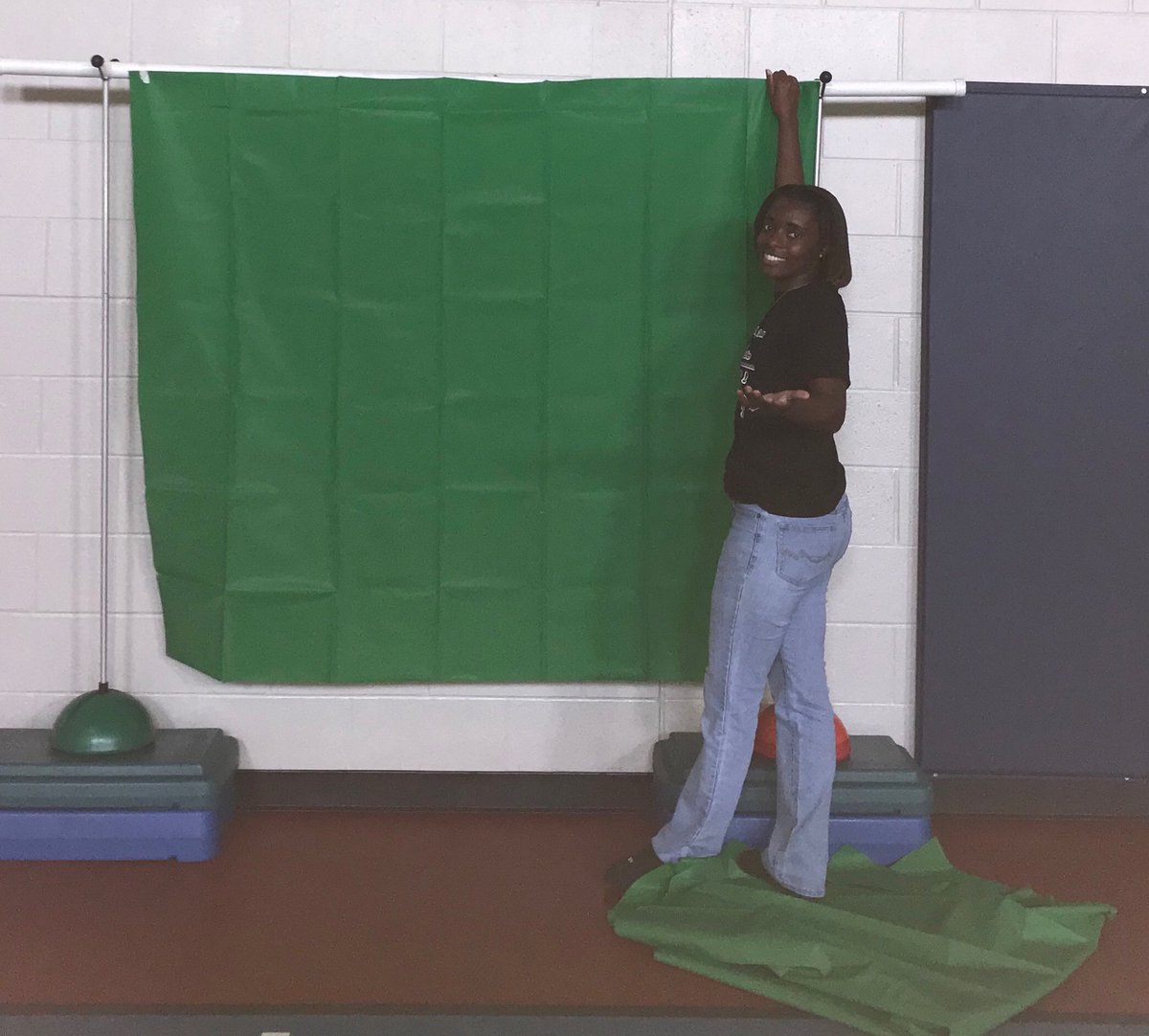 tmstandberry's tweet photo. Getting the green screen ready for morning announcements! CIA is so excited to get started! ⁦@budewigbulldogs⁩ ⁦@BudewigC⁩ ⁦@AliefISD⁩ https://t.co/KBihgj5OeF