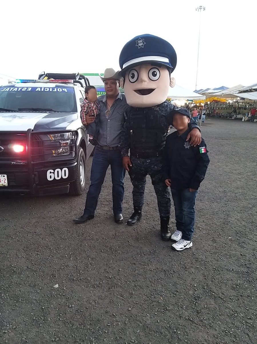 SSP_Zac's tweet photo. Elementos de la #PolicíaEstatalPreventiva instalaron un módulo de Proximidad Social y Construcción de Paz en las instalaciones de la #FENAFRE.
Además de fomentar el acercamiento con la sociedad, brindan apoyo y seguridad a los asistentes a la Feria.
👮🎡🎢🎠 https://t.co/QtYPEUkqgq