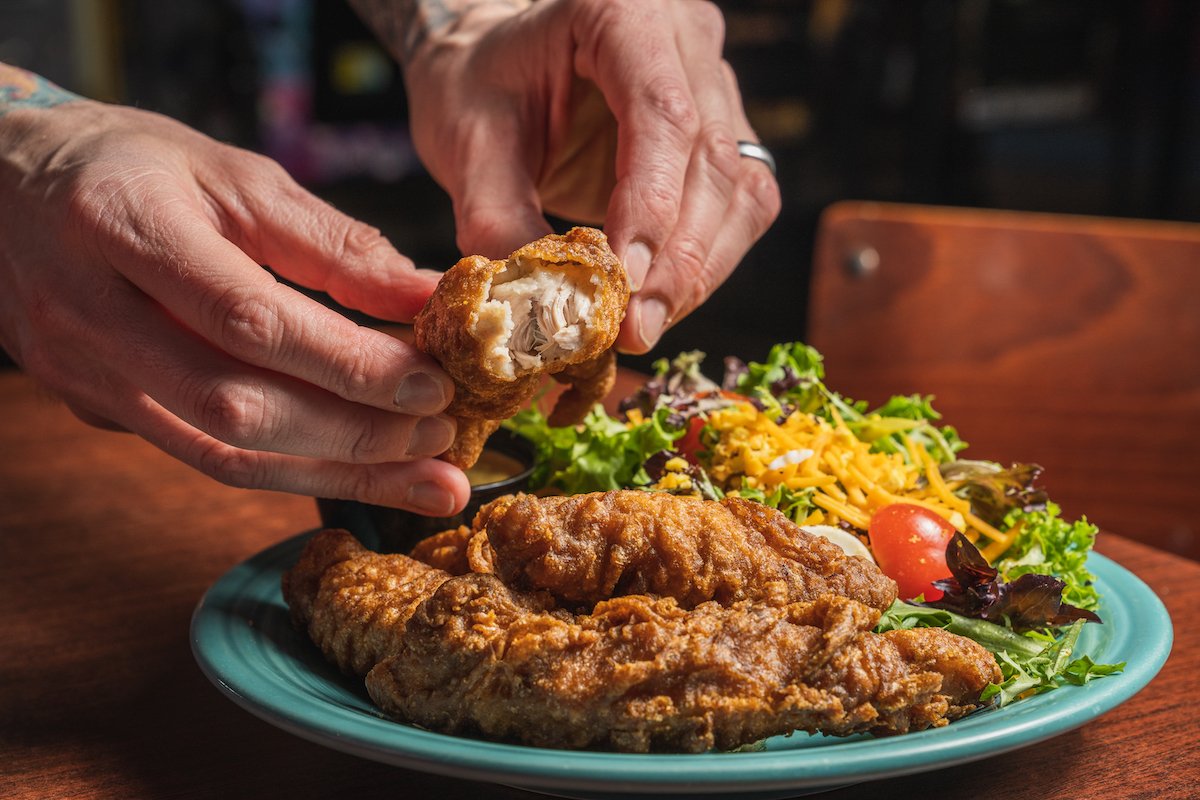 MeltBarGrilled's tweet photo. You begged for them and they are FINALLY here… Melt’s new hand-battered chicken tenders are made with fresh white meat chicken and are ready to make their way to your dinner table. 🐔 Now to choose a dipping sauce… 🤔 #MagicChicken https://t.co/xqlPaaflTW