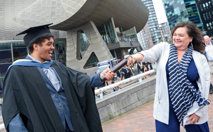One for the record books at #UniversityofSalford as graduate becomes fifth #Salford alumnus in his family. #Manchester

ow.ly/jyNz50vHaVZ

#TheNubianTimes