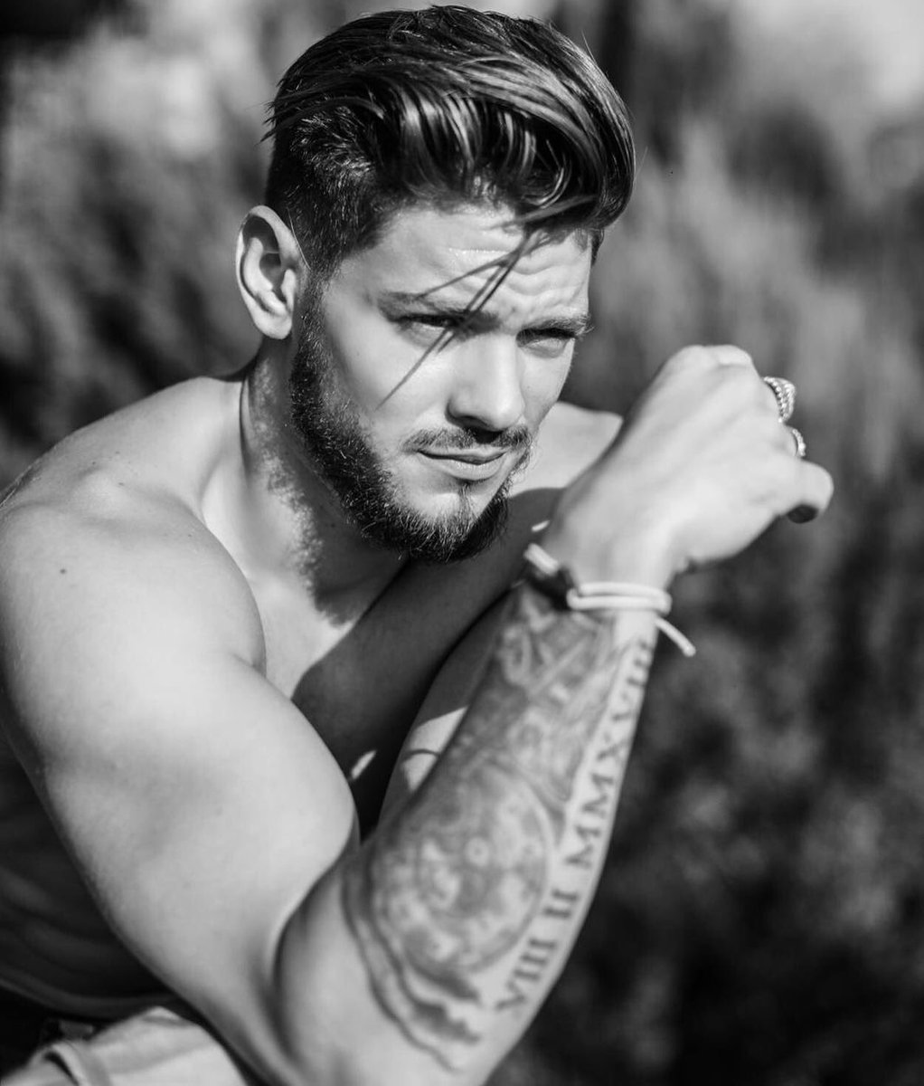BensetteamOff's tweet photo. Rayane (@BensettiRayane) on Instagram/Facebook (14/08/2019): "Quand tu poses tapis avec une paire de 2 
#pokerface 
#jsuismeilleurauUNO 😁😁
By @stefanmucchielli" https://t.co/R4tXEV79D9