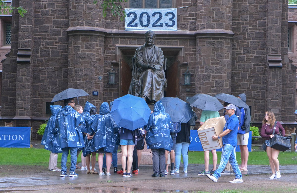 A summer rain couldn’t dampen the spirits of incoming Class of #Yale2023! First-years & their families traveled from all 50 US states & 57 countries, to be greeted by President Peter Salovey, Dean Marvin Chun, & enthusiastic FroCos. Welcome to Yale!